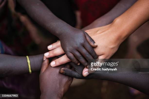 togetherness - multiracial human hands - social inequality 個照片及圖片檔