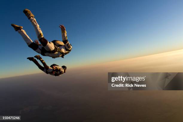 skydiving track sunset - fallschirmspringer stock-fotos und bilder