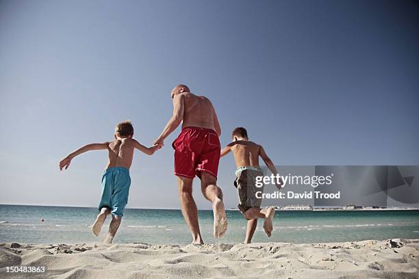 on jumeirah beach, dubai. - dubai jumeirah beach stockfoto's en -beelden