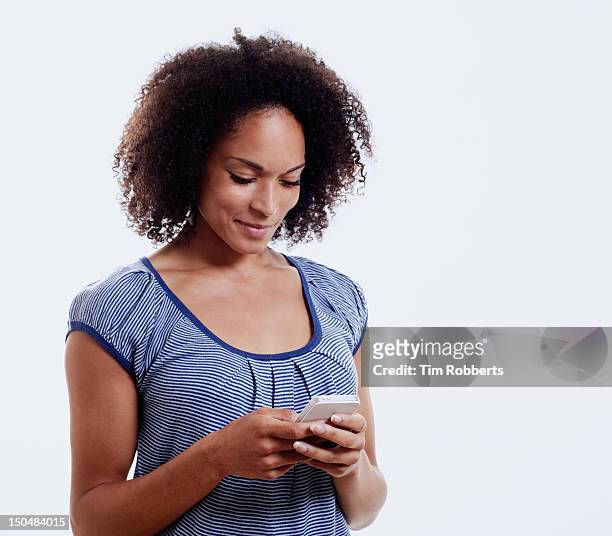 woman smiling and using smart phone. - omlaag kijken stockfoto's en -beelden