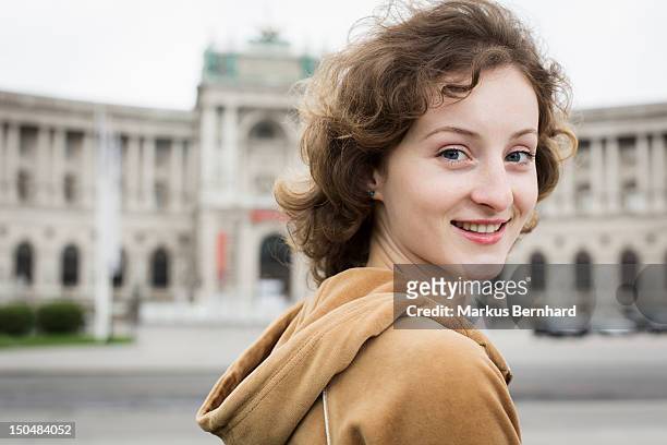 smiling woman in front of hofburg, vienna - centro de viena imagens e fotografias de stock