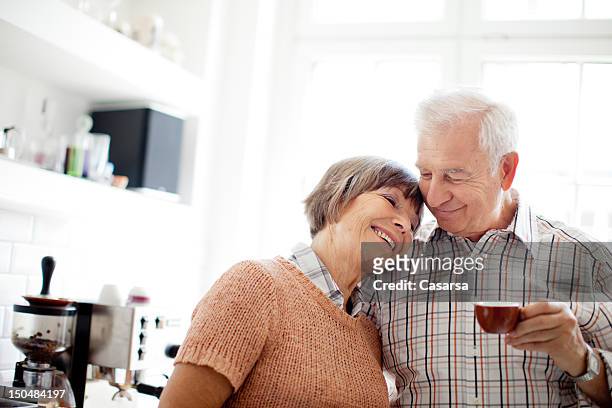 coffee kaffeepause - old couple love stock-fotos und bilder