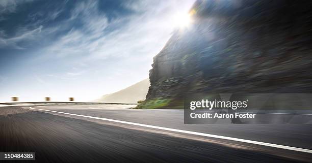 ocean road corner fast - land speed stockfoto's en -beelden