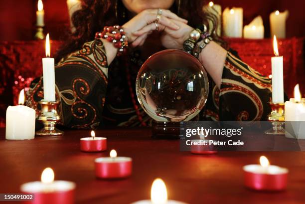 fortune teller, candles and crystal ball - boule de cristal photos et images de collection