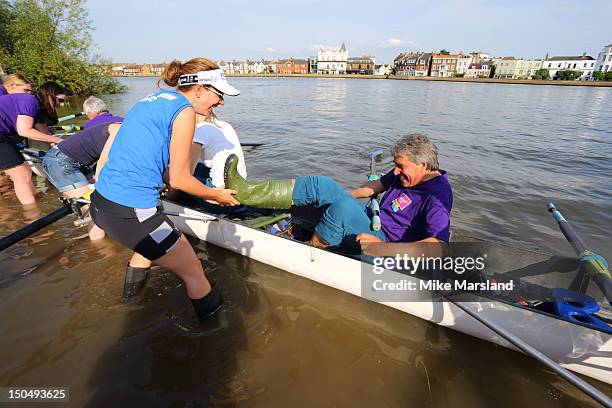 Barnes Bridge Ladies Rowing Club Photos and Premium High Res Pictures
