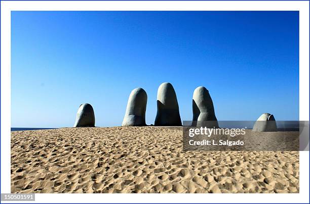 sculpture of five fingers - punta del este stock-fotos und bilder