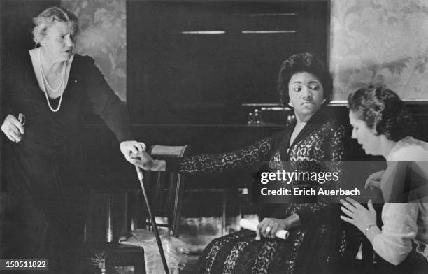 American soprano Grace Bumbry in a masterclass given by German opera singer Lotte Lehmann at the Wigmore Hall, London, 4th May 1959.