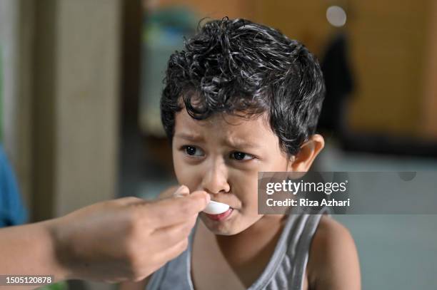 take medicine - spoon side view stock pictures, royalty-free photos & images