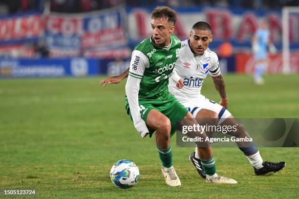 Diego Zabala of Nacional and Diego Villalba of Plaza Colonia fight