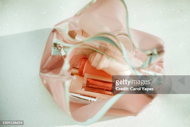 top view cosmetic make-up bag with beauty products - beauty case stockfoto's en -beelden