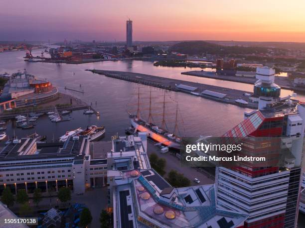 lilla bommen and the harbor, gothenburg - göteborg stockfoto's en -beelden