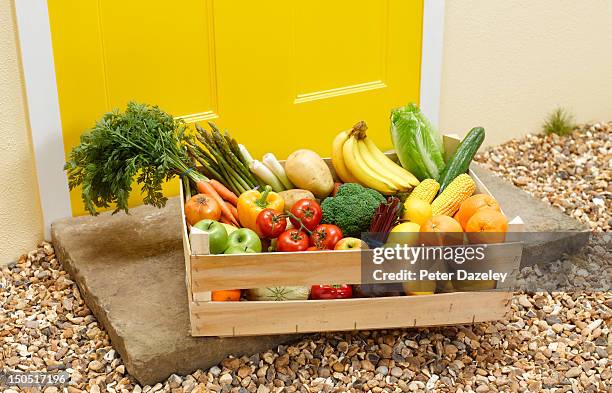 fruit and vegetable delivery on a front doorstep - consegna a domicilio foto e immagini stock