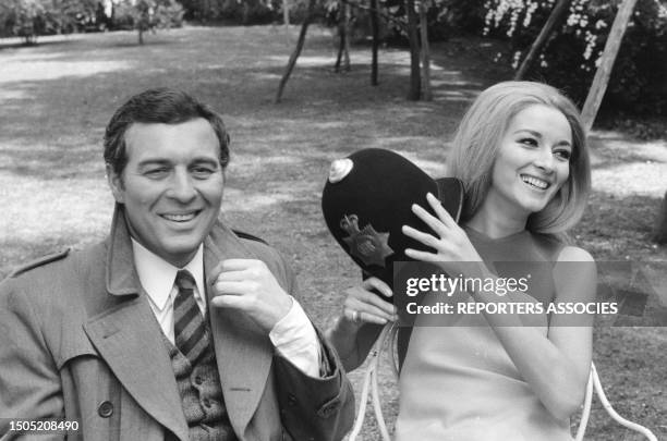 Sydney Chaplin et Daniela Bianchi sur le tournage du film 'Qui êtes-vous inspecteur Chandler ?', en 1967.