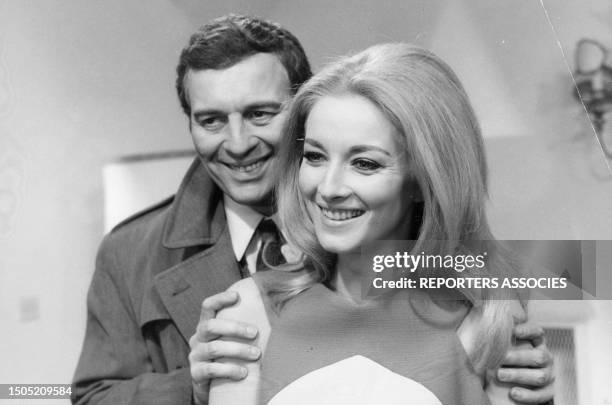 Sydney Chaplin et Daniela Bianchi sur le tournage du film 'Qui êtes-vous inspecteur Chandler ?', en 1967.