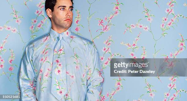 man with camouflage shirt and tie - gebloemd shirt stockfoto's en -beelden