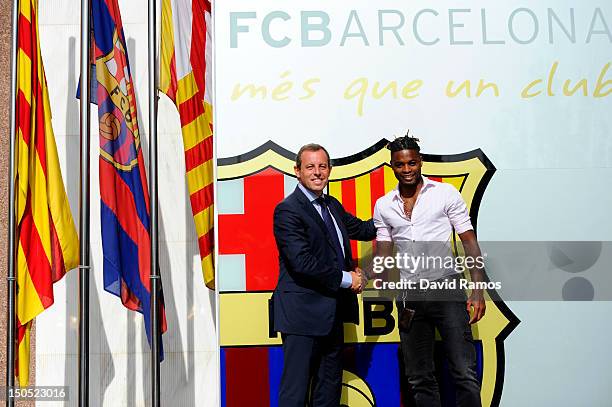 Barcelona President Sandro Rosell and Alex Song shake hands after signing for FC Barcelona at Camp Nou on August 20, 2012 in Barcelona, Spain.