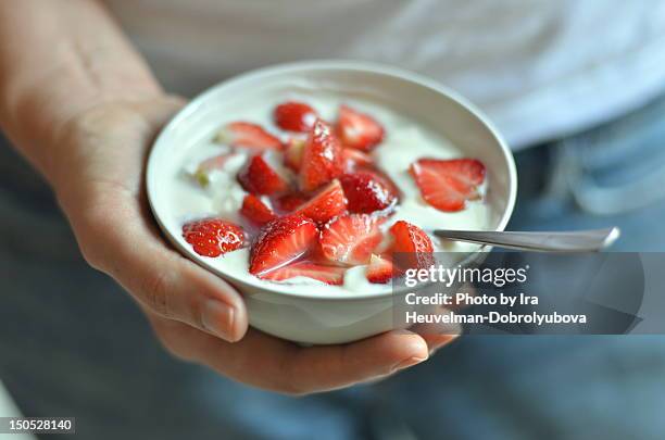 healthy breakfast - fruitschaal stockfoto's en -beelden
