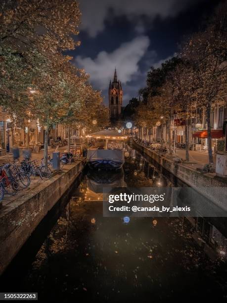 oude kerk de delft por la noche 2 - rotterdam christmas fotografías e imágenes de stock