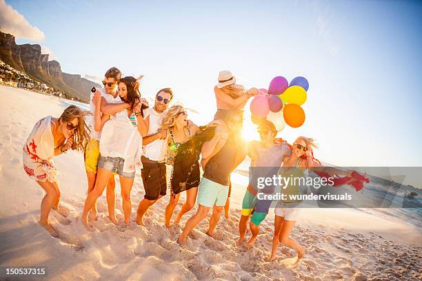 jeune groupe de personnes s'amuser à la plage - beach music festival photos et images de collection