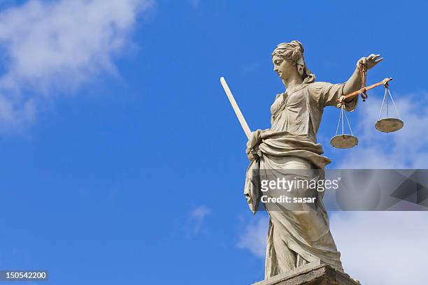 balanzas de la justicia - justicia conceptos fotografías e imágenes de stock