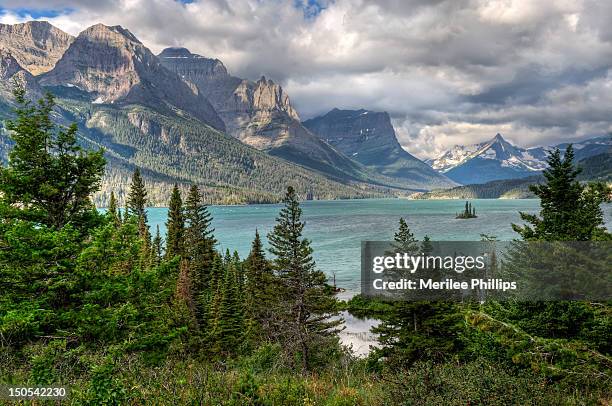 wild goose island - glacier national park foto e immagini stock