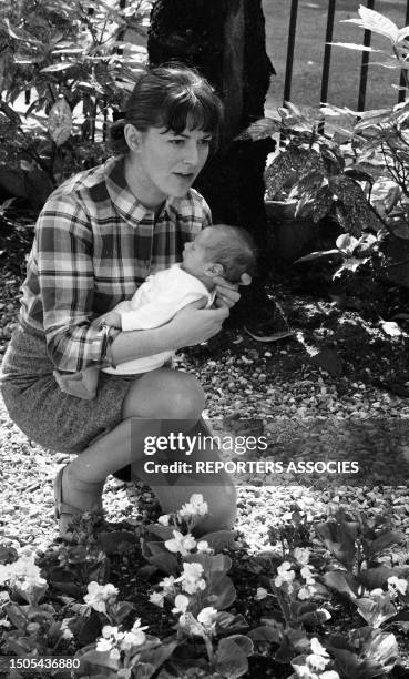 Anne-Marie Peysson posant avec son fils, Jean-Pierre, en 1966.