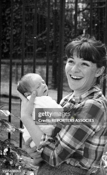 Anne-Marie Peysson posant avec son fils, Jean-Pierre, en 1966.