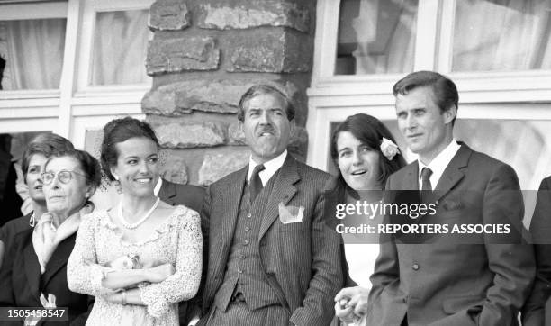 Maurice Herzog et Marielle Goitschel assistant au mariage de Christine Goitschel et Jean Béranger, en 1966.