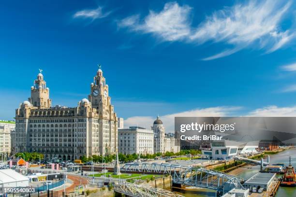 liverpool city skyline, waterfront and the three graces - liverpool engeland stockfoto's en -beelden