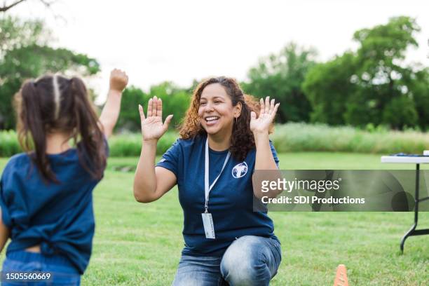 mittlere erwachsene weibliche mutter genießt es, mit ihrer tochter im park zu spielen - sisters of charity stock-fotos und bilder