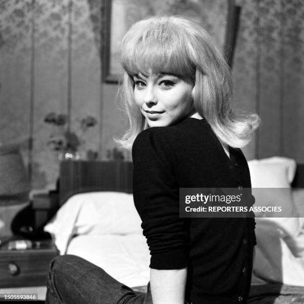 Jill Haworth sur le tournage du film 'À cause, à cause d'une femme', en 1963.