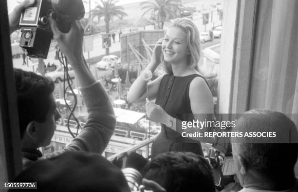 Marina Vlady lors d'une séance photo dans sa chambre d'hôtel pendant Festival de Cannes le 12 mai 1962