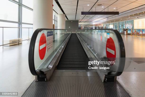 empty escalators in an airport terminal - moving walkway airport stock pictures, royalty-free photos & images