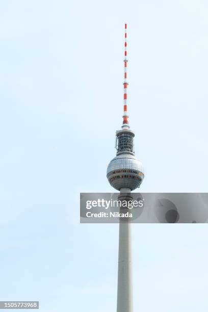 berlin's tv tower against blue sky, berlin, germany - pináculo campanário imagens e fotografias de stock