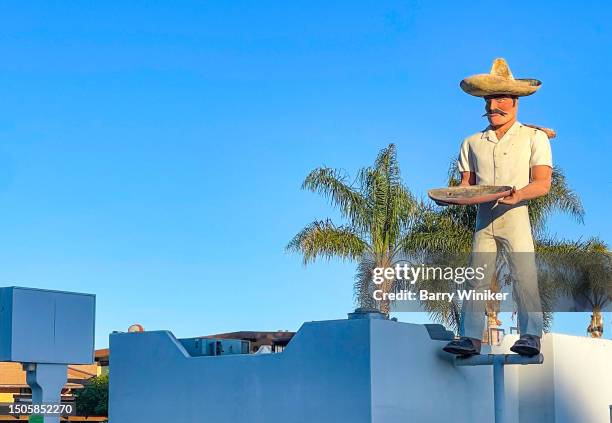 huge statue of man with sombrero atop restaurant, malibu - big mustache stock-fotos und bilder