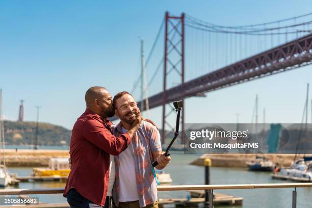 couple gay prenant un selfie devant le pont du 25 avril - black gay men kissing photos et images de collection