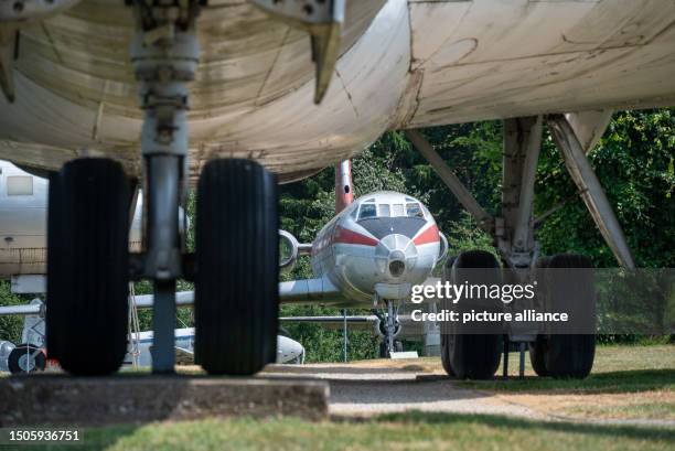 June 2023, Rhineland-Palatinate, Hermeskeil: A Tupolev TU-134A, is seen behind the landing gear of a BAC Vickers VC 10 at the Hermeskeil aircraft...