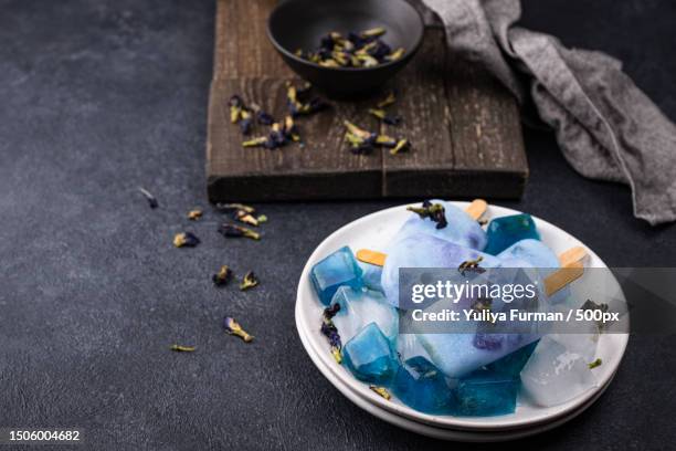 high angle view of dessert in plate on table - clitoria - fotografias e filmes do acervo