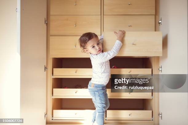 schönes argentinisches kleinkind zu hause - childrens closet stock-fotos und bilder
