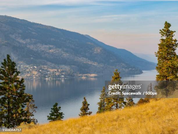 scenic view of lake and mountains against sky,kelowna,british columbia,canada - thompson okanagan region british columbia stock pictures, royalty-free photos & images