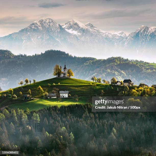 scenic view of field and mountains against sky,slovenia - eslovenia fotografías e imágenes de stock