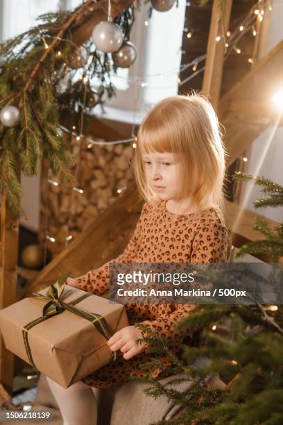 girl holding christmas tree at home - the red room opening party inside fotografías e imágenes de stock