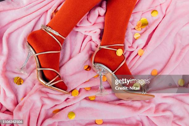 sandals with heels at a party - glamour fotografías e imágenes de stock