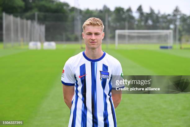 Soccer: 2. Bundesliga, photo session, Hertha BSC on the training ground . Hertha's Julian Eitschberger. Photo: Soeren Stache/dpa - IMPORTANT NOTE: In...