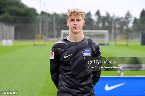 Soccer: 2. Bundesliga, photo session, Hertha BSC on the training ground . Hertha goalkeeper Tim Goller. Photo: Soeren Stache/dpa - IMPORTANT NOTE: In...