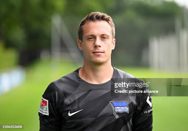 Soccer: 2. Bundesliga, photo session, Hertha BSC on the training ground . Hertha goalkeeper Alexander Schwolow. Photo: Soeren Stache/dpa - IMPORTANT...