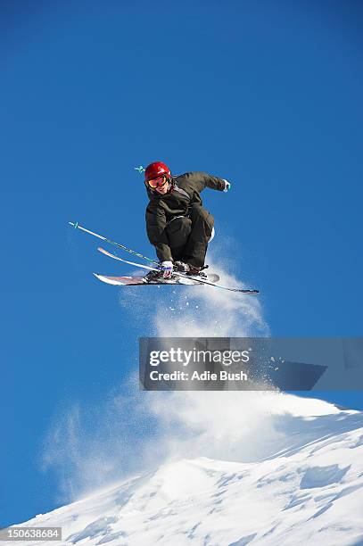 esquiador saltou o declive coberto de neve - esqui equipamento esportivo - fotografias e filmes do acervo