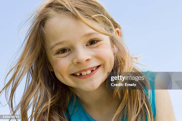 primer plano de cara de niñas sonriendo - leonado fotografías e imágenes de stock