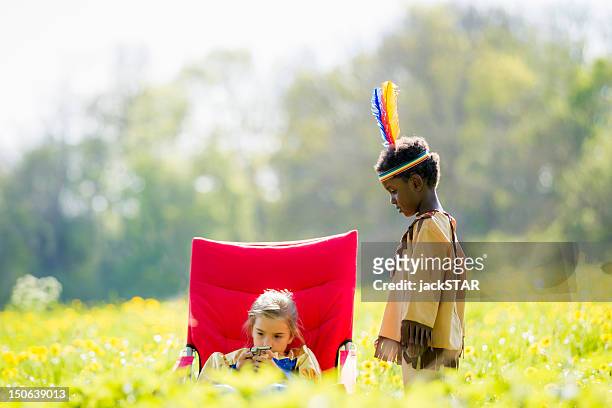 kinder spielen mit stil im freien - afrikanisches kind beobachtet natur stock-fotos und bilder