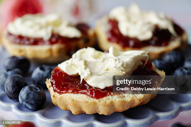 close up of sliced scone with jam - scone - fotografias e filmes do acervo